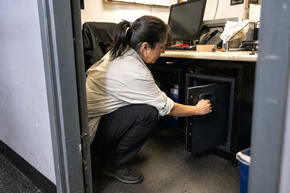 mechanical vs electronic safe locks mechanical vs electronic safe locks
